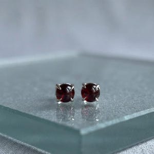 Pendientes pequeños de granate natural, pendientes únicos de plata de ley para el día a día, joyería boho con piedras preciosas rojas curativas para mujer, linda idea de regalo para ella.