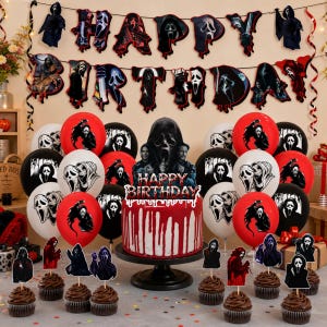 Può includere: Un set di decorazioni per feste con immagini di Ghostface, che include uno striscione 'HAPPY BIRTHDAY', palloncini rossi e bianchi con stampe di personaggi, un topper per torta con la scritta 'HAPPY BIRTHDAY' e topper per cupcake su una torta rossa.