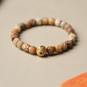Bracciale con perline di pietre naturali multicolore, bracciale elastico da polso con dettagli dorati, gioielli boho impilabili dallo stile rustico, bracciale minimalista da indossare tutti i giorni.