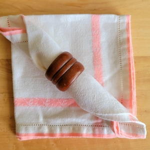 Set of 4 Vintage Linen Napkins in Pink and White - Open Work and Embossed Daisies - 12x12&quot; - Cotton/Linen - Midcentury Table Linens MCM