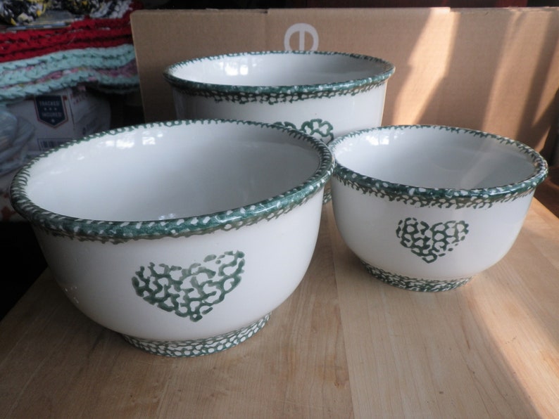 Set of 3 Nesting Bowls Country Kitchen Green Hearts Mixing Serving Country Farmhouse Kitchen Sponge Painted ca 1980/'s Vegetable White