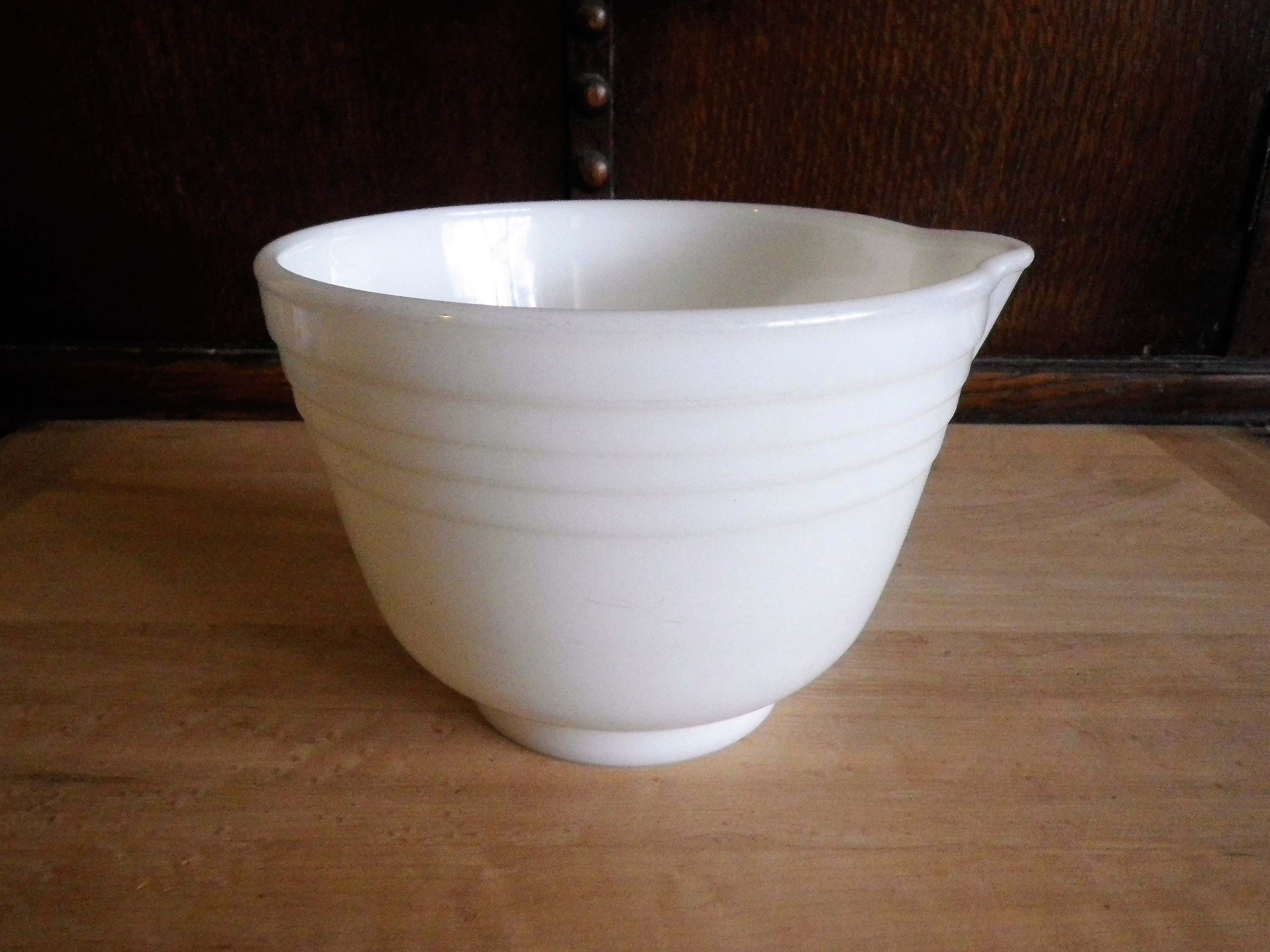 Pyrex Small Farmhouse Vintage Milkglass Mixing Bowl Pour Spout White  Hamilton Beach Electric Mixer Baking Cooking Pouring Kitchen Racine