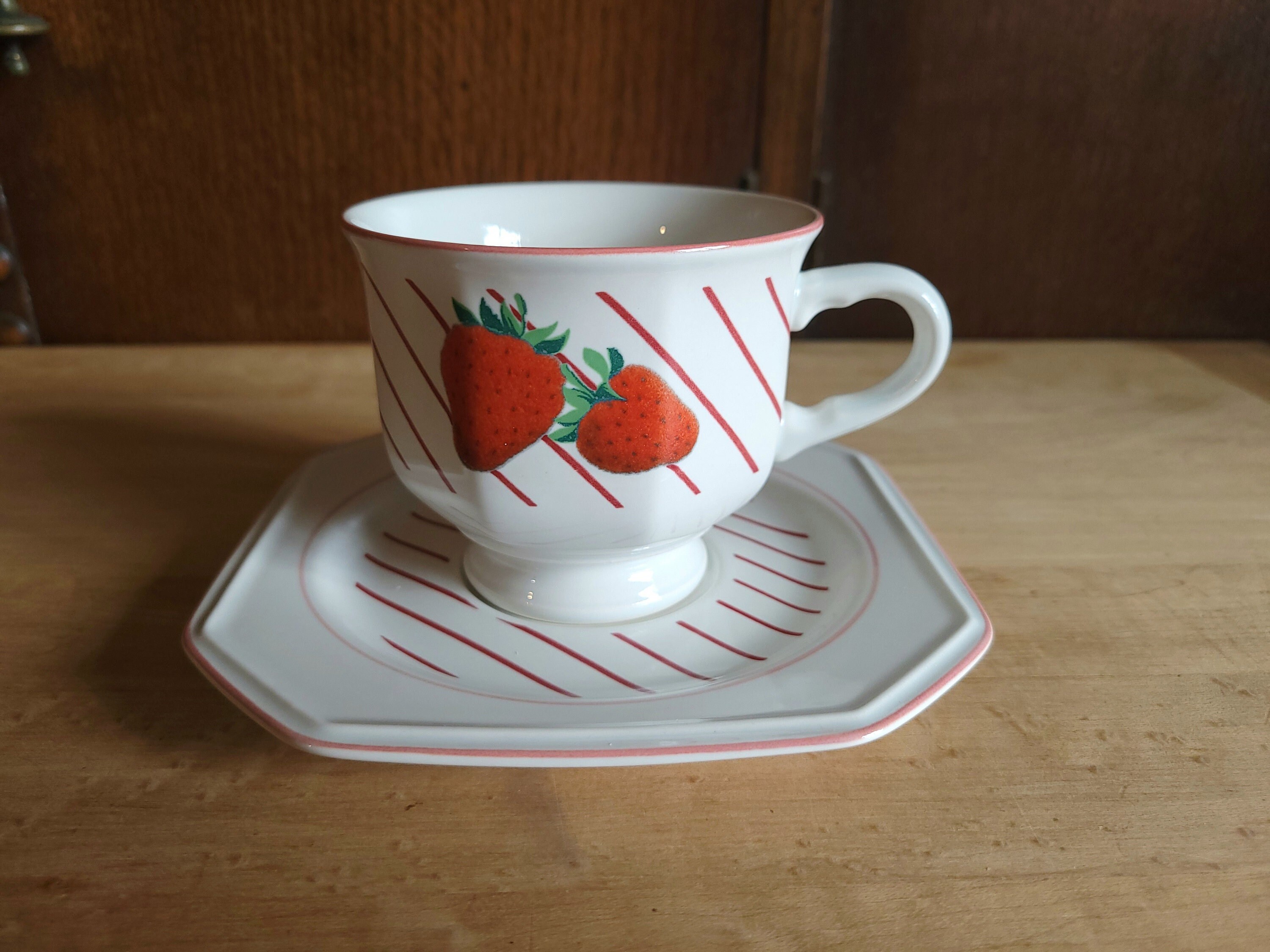 Remarkably Good Condition 63 piece set Mikasa Strawberry  MIKASA Lot of 6 Tea Cups & Saucers Fresh Fruit DP 002 STRAWBERRIES Japan main image 2