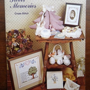 Sweet Baby Memories Kreuzstich-Vorlagen Set – 8 Designs Für Babys Erste Monate, Inkl. Fußabdrücke & Haarlocke