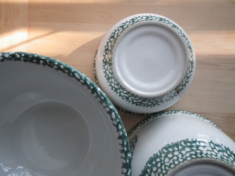 Set of 3 Nesting Bowls Country Kitchen Green Hearts Mixing Serving Country Farmhouse Kitchen Sponge Painted ca 1980/'s Vegetable White