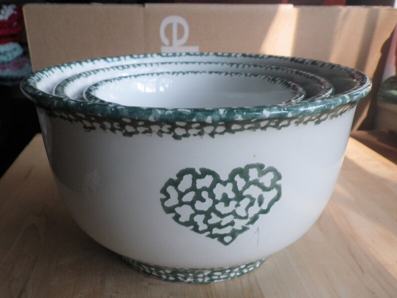 Set of 3 Nesting Bowls Country Kitchen Green Hearts Mixing Serving Country Farmhouse Kitchen Sponge Painted ca 1980/'s Vegetable White