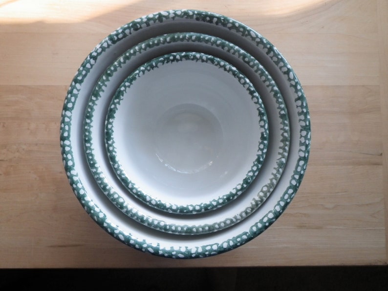 Set of 3 Nesting Bowls Country Kitchen Green Hearts Mixing Serving Country Farmhouse Kitchen Sponge Painted ca 1980/'s Vegetable White
