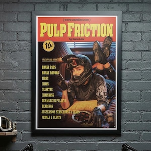 Pode incluir: Um cartaz emoldurado intitulado Pulp Friction apresentando um ciclista de montanha com capacete e equipamento. O cartaz inclui texto listando componentes de bicicleta como pastilhas de freio, pneus e corrente numa parede de tijolo cinzento.