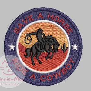 Pode incluir: Um emblema bordado circular apresentando a silhueta preta de um cowboy montando um cavalo que corcoveia com um laço. O fundo mostra uma paisagem desértica com um cacto. A borda azul escura contém o texto vermelho SAVE A HORSE RIDE A COWBOY.