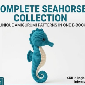 Puede incluir: Un juguete amigurumi de caballito de mar tejido a ganchillo en color verde azulado y crema. El texto dice: COMPLETE SEAHORSE COLLECTION, 11 UNIQUE AMIGURUMI PATTERNS IN ONE E-BOOK y SKILL: Beginner to Intermediate. El caballito de mar tiene un cuerpo texturizado y una cola enroscada.