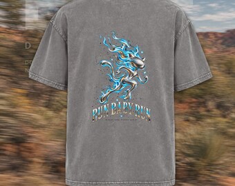 Oversized gewassen T-shirt met vervaagde voorkant - Run Baby Run van Daily Chore