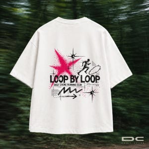 Könnte beinhalten: Ein weißes Kurzarm-T-Shirt mit einem Rückendruck, der einen pinkfarbenen Sprühstern, eine schwarze Läufersilhouette und den Text LOOP BY LOOP DAILY CHORE RUNNING CLUB zeigt. Das Design enthält zudem schwarze Sterne, Pfeile und Linien.