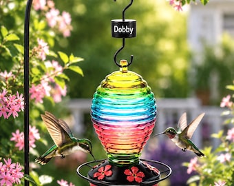 Gepersonaliseerde regenboogkleurige glazen kolibrievoeder, hangende nectarvoeder met bloemopeningen, kleurrijke vogelvoeder voor buiten in de tuin.
