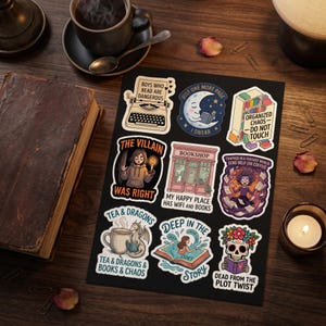 Puede incluir: Una hoja de pegatinas con nueve ilustraciones temáticas de libros con textos como "Boys who read are dangerous", "Just one more page", "Organized chaos", "The villain was right", "My happy place", "Trapped in a fantasy world", "Tea & dragons", "Deep in the story" y "Dead from the plot twist".
