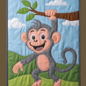 Puede incluir: Un tapiz rectangular de tela que muestra un mono gris con cara, vientre, manos y pies de color melocotón. El mono cuelga de una rama de árbol marrón sobre un cielo azul claro con nubes blancas y colinas verdes en la parte inferior.