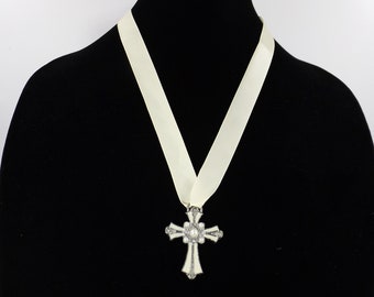 Kreuz Anhänger am Band