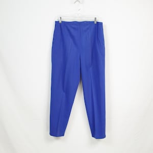 Könnte beinhalten: Eine blaue Hose mit geradem Bein und Bund.