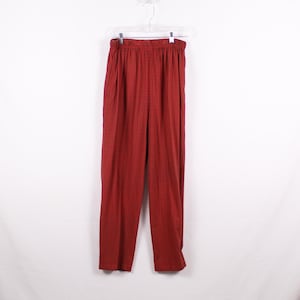 Puede incluir: Pantalón de cuadros rojos y negros con cintura de cordón.