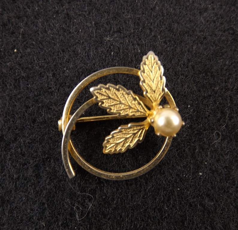 Small Vintage Circle Brooch with Three Leaves and Single Pearl