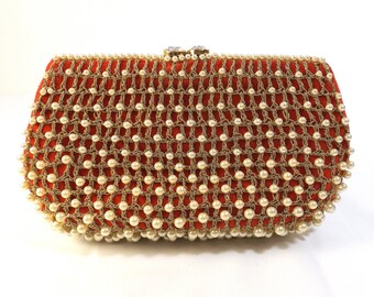 NETTIE ROSENSTEIN Clutch de veludo vermelho com pérolas