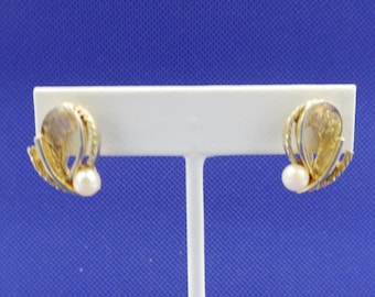 Gouden toon en witte faux parel clip op oorbellen