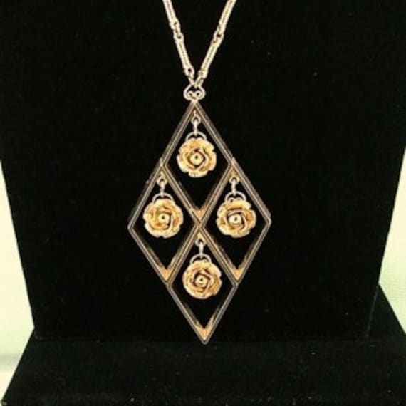 HOBE Pendant Necklace