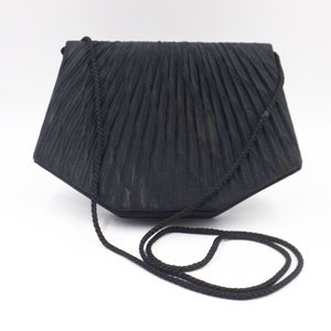 HONG KONG Plissierte schwarze Satin Umhängetasche Abendtasche