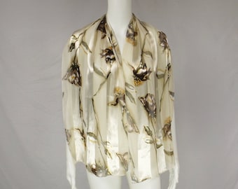 Blumendruck über antiken weißen Streifen langer Rechteckschal