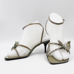 Sandalias mariposa LUMIANI en color topo y plata, talla Italia 38, talla EE. UU. 7-1/2