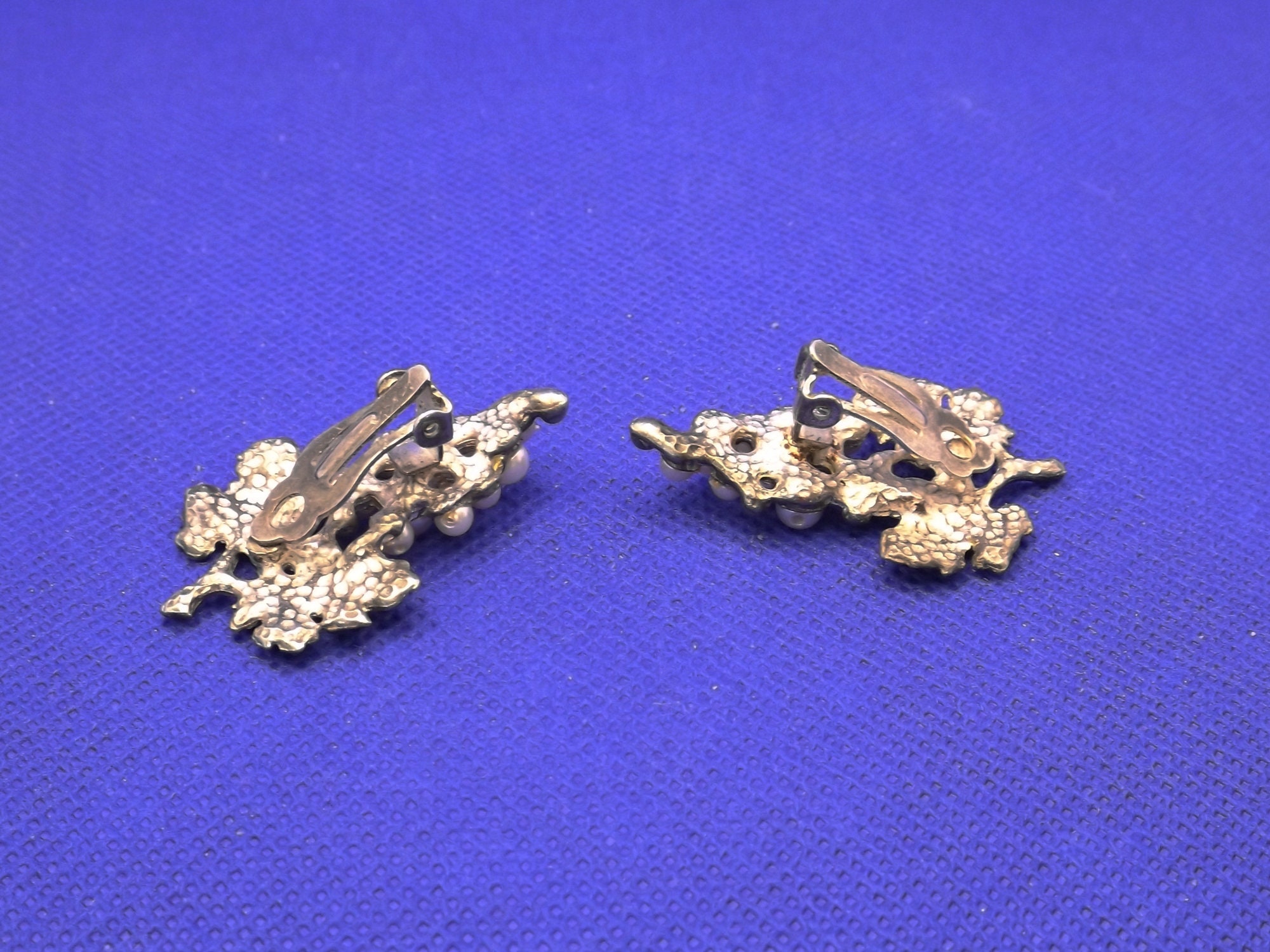 CLIPS D'OREILLES DÉPAREILLÉS À PERLES D'EAU DOUCE - DORÉ / PERLE