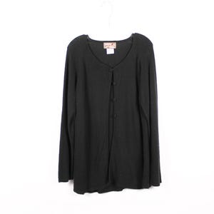 Könnte beinhalten: Ein schwarzer Cardigan mit Rundhalsausschnitt und Knopfleiste. Der Cardigan hat eine dezente Textur und lange Ärmel.