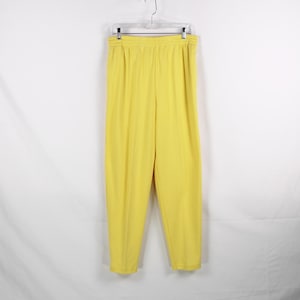Könnte beinhalten: Eine gelbe Jogginghose mit einem Kordelzug.