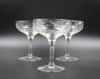 Champagner-Coupons oder große Sherbets aus geschliffenem Glas