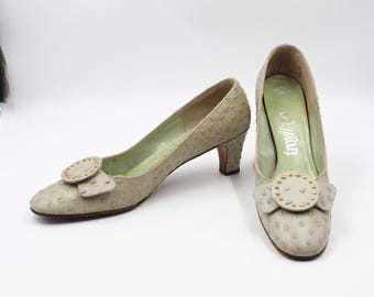TROYLINGS Taupe Ostrich Pumps Size 8 2AA 8 Extra Narrow