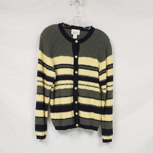 Könnte beinhalten: Ein gestreifter Cardigan mit Knopfleiste. Der Pullover ist grün, gelb und schwarz.