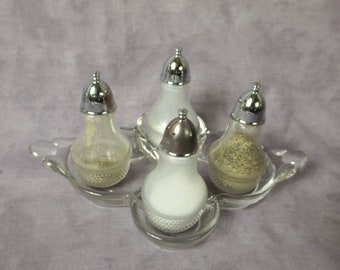 Zwei Salz und Pfeffer Streuer Sets mit Glas Tablett