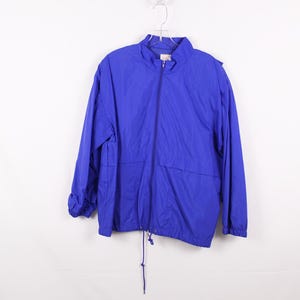 Könnte beinhalten: Eine blaue, leichte Jacke mit Reißverschluss und Kordelzug am Saum.