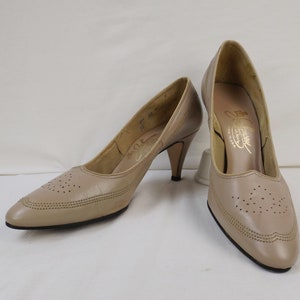 JOHANSEN Taupe Pumps Size 7-1/2 2AA 7.5 Extra Narrow