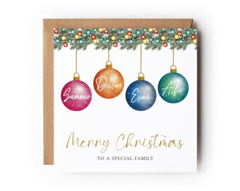 Tarjeta navideña familiar personalizada, adornos coloridos con nombres.