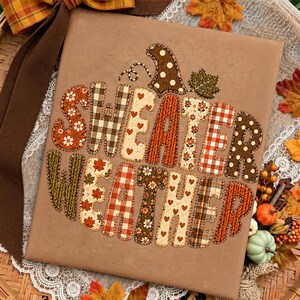 Puede incluir: Un letrero rectangular de color tostado con el texto "SWEATER WEATHER" en una disposici&oacute;n con forma de calabaza. Las letras est&aacute;n rellenas con varios patrones oto&ntilde;ales, incluyendo cuadros, flores, corazones y texturas de punto en naranja, marr&oacute;n y crema.