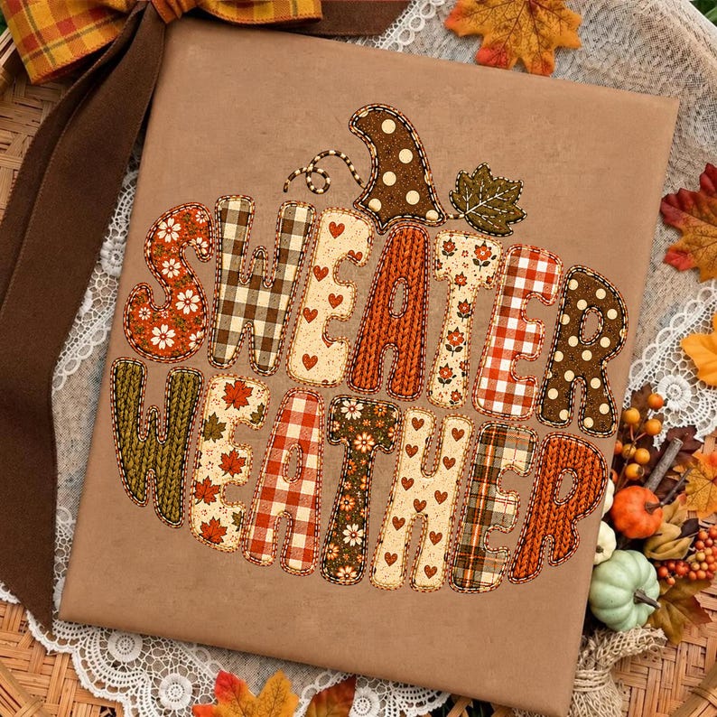 Puede incluir: Un letrero rectangular de color tostado con el texto "SWEATER WEATHER" en una disposici&oacute;n con forma de calabaza. Las letras est&aacute;n rellenas con varios patrones oto&ntilde;ales, incluyendo cuadros, flores, corazones y texturas de punto en naranja, marr&oacute;n y crema.