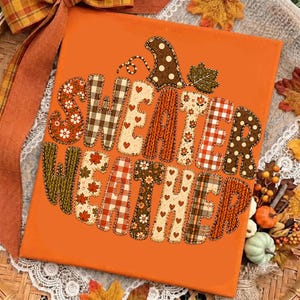 Puede incluir: Un lienzo rectangular naranja con el texto SWEATER WEATHER en letras grandes. Cada letra est&aacute; rellena con varios patrones que incluyen cuadros, flores, corazones y texturas de punto, con un tallo de calabaza y una hoja en la parte superior.