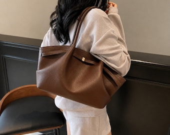Bolsa tote de couro feminina com grande capacidade, ideal para uso diário, trabalho e viagens. Perfeita para presentear.