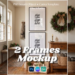Può includere: Due cornici nere verticali appese a una parete, ciascuna contenente carta bianca con il testo nero 'place Your design here'. La scena include una ghirlanda natalizia, un tavolo console in legno e regali incartati sul pavimento.