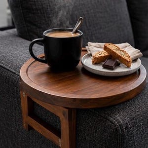 Opklapbaar houten armleuningblad voor de bank, bijzettafel met clip voor naast de bank, houder voor koffie, thee en snacks.