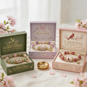 Può includere: Tre bracciali di perline in scatole individuali. La scatola verde presenta un colibrì, quella color lavanda una farfalla e quella rosa un cardinale. Ogni bracciale include una perla rettangolare centrale con un'illustrazione coordinata.