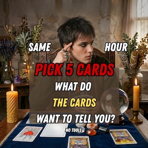 Könnte beinhalten: Ein Tarot-Karten-Set mit blauem Tuch, einer Kristallkugel, zwei gelben Kerzen und getrockneten Kräutern. Der Text lautet: SAME HOUR PICK 5 CARDS WHAT DO THE CARDS WANT TO TELL YOU? NO TOOLS. Mehrere Tarotkarten liegen auf dem Tisch ausgebreitet.