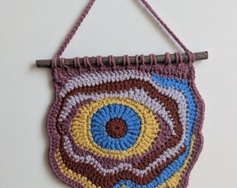 Wandbehang Auge abstrakt gehäkelt aus Acrylgarn und Holz I Wanddeko modern I originelle Textilkunst