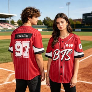 Peut inclure: Un maillot de baseball rouge à fines rayures blanches, avec des bordures de manches noires et blanches et une fermeture boutonnée. Le dos porte le nom JUNGKOOK et le numéro 97 en blanc, tandis que le devant affiche le texte BTS et un logo.