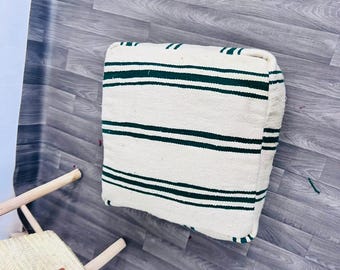 Pouf marocain artisanal en laine ,Beni Ourain, coussin carré Azila, boho pouf